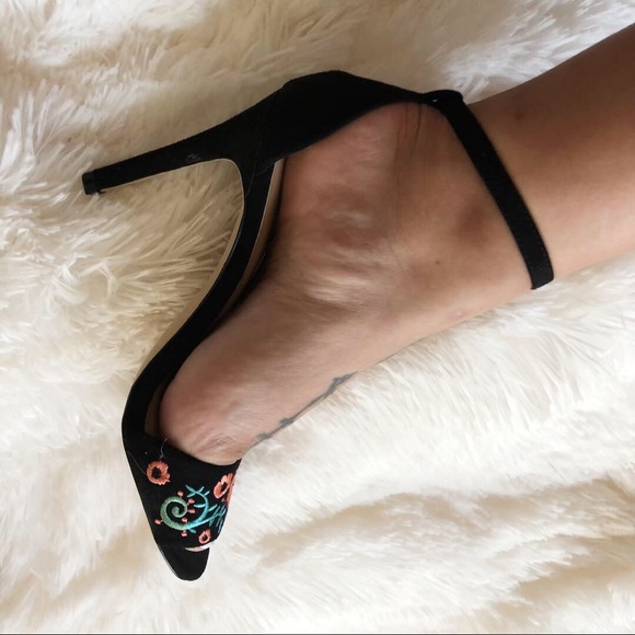 Aldo heels with floral embroidery - Picture 3 of 3